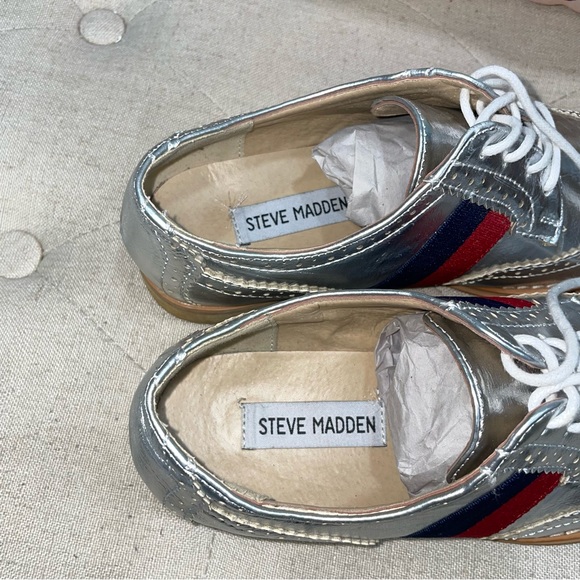 Steve Madden Women'S Blitzed Silver W/Red Stripe Lace-Up Oxford - Picture 8 of 10